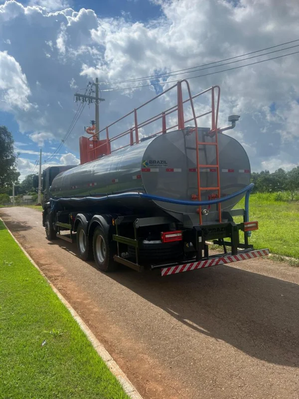 Caminhão de água potável