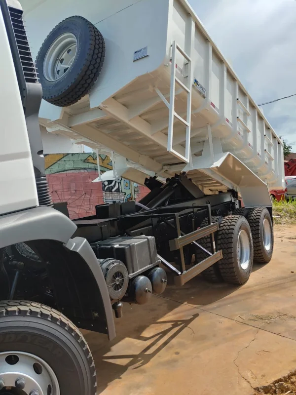 Caminhão com caçamba pronta para uso