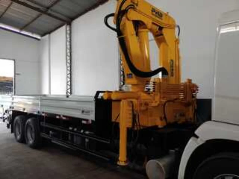 Caminhão carga seca com carroceria instalada