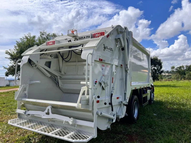 Caminhão compactor de lixo