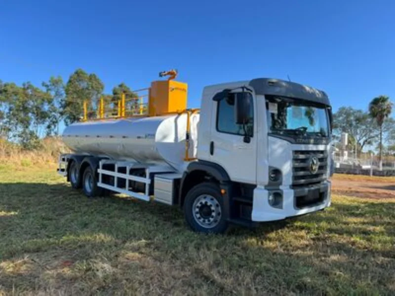 Caminhão tanque abastecedor