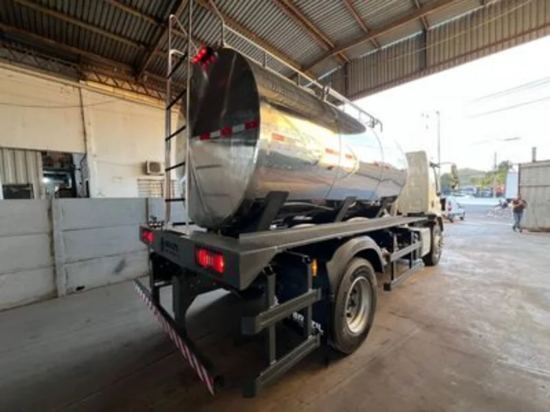 Caminhão toco com tanque de leite em Goiás